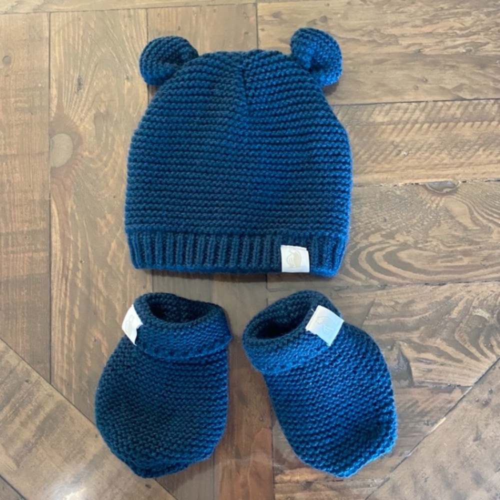 Navy fleece baby Beenie and sock set.